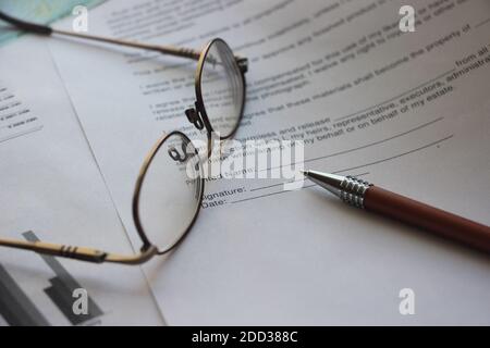 Business-Rechtsdokument Konzept : Stift und Brille auf einem Vertragsformular Stockfoto