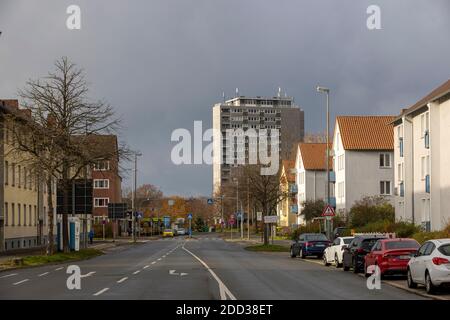 Deutsche Stadt Wolfsburg wurde vor allem in der Mitte des 20. Jahrhunderts gebaut, um Arbeiter der Volkswagen-Autofabrik zu beherbergen. Viele Gebäude der Stadt sind aus dieser Zeit. Stockfoto