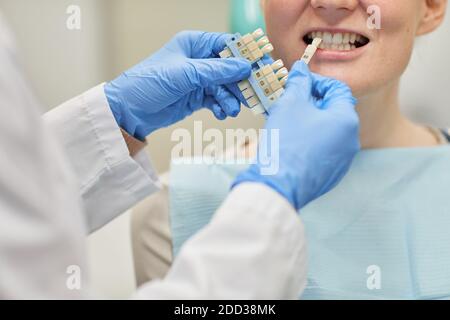 Nahaufnahme des Zahnarztes in Schutzhandschuhen Wahl Zahnimplantate für Patient in der Klinik Stockfoto