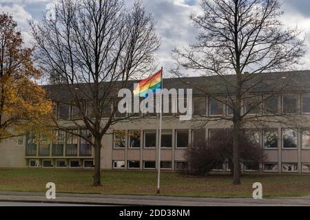 Die Regenbogenfahne fliegt vor der "Neuen Schule" in Wolfsburg, um die Gleichberechtigung der Menschen zu fördern. Stockfoto