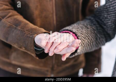 Ihre Hande Fur Immer Kussen Paar Liebesgeschichte Schoner Mann Kusst Jungen Womans Hand Mit Leidenschaft Beziehung Konzept Mit Freund Und Freundin Tog Stockfotografie Alamy