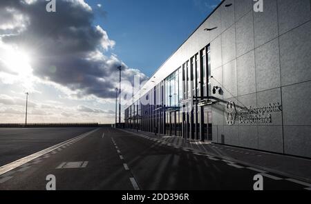 05. November 2020, Brandenburg, Schönefeld: Auf dem Gelände des Flughafens Berlin Brandenburg (BER) kennzeichnen große Glasflächen das neue Regierungsterminal, an dem der Bundesadler und der Schriftzug "Bundesrepublik Deutschland" angebracht sind. Seit Ende Oktober 2020 ist der neue Regierungsflughafen auf dem militärischen Teil des neuen Willy-Brandt-Flughafens in Betrieb. Das neue Terminal in Schönefeld dient dem Auswärtigen Amt und dem Bundesministerium der Verteidigung (BMVg) als Check-in-Gebäude für den fli der Bundesregierung Stockfoto