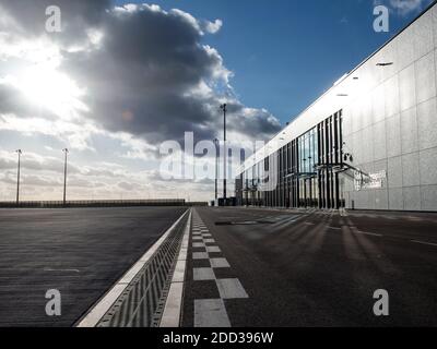 05. November 2020, Brandenburg, Schönefeld: Auf dem Gelände des Flughafens Berlin Brandenburg (BER) kennzeichnen große Glasflächen das neue Regierungsterminal, an dem der Bundesadler und der Schriftzug "Bundesrepublik Deutschland" angebracht sind. Seit Ende Oktober 2020 ist der neue Regierungsflughafen auf dem militärischen Teil des neuen Willy-Brandt-Flughafens in Betrieb. Das neue Terminal in Schönefeld dient dem Auswärtigen Amt und dem Bundesministerium der Verteidigung (BMVg) als Check-in-Gebäude für den fli der Bundesregierung Stockfoto