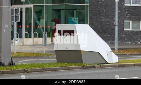 Die deutsche Polizei verwendet mobile Blitzer, um die Fahrgeschwindigkeit innerhalb der Stadtgrenzen zu überwachen. Zu schnelles Fahren führt zu einem Blitzschlag und einem Fahrschein. Stockfoto