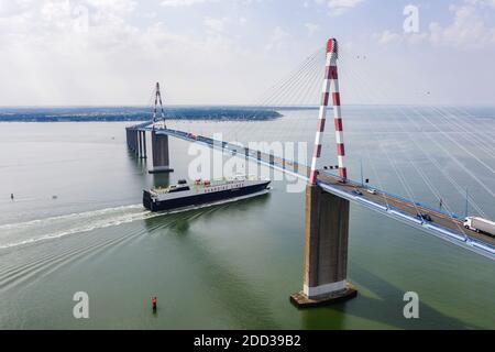 Saint-Nazaire (Nordwestfrankreich): Luftaufnahme der Seilbrücke von Saint-Nazaire, an der Loire-Mündung Stockfoto