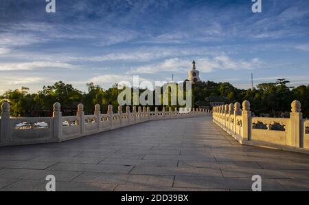 Beihai Park (Beihai Park) befindet sich im zentralen Bereich von Peking, der Westseite der stadt jingshan, nordwestlich der Verbotenen Stadt, und das China Meer, das Südchinesische Meer genannt die drei Stockfoto