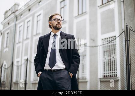 Geschäftsmann in Brillen posiert im Freien Stockfoto