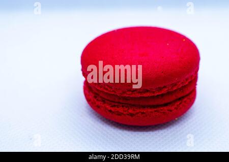 Roter Macaroni-Keks Französisch auf weißem Teller.Nahaufnahme. Isoliert Stockfoto