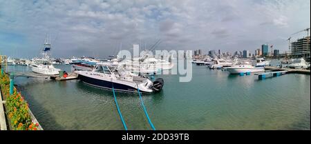 Luanda/Angola - 11/21/2020: Panoramablick auf die Marina und die Innenstadt von Luanda, Bucht von Luanda, marginale und zentrale Gebäude, in Angola Stockfoto