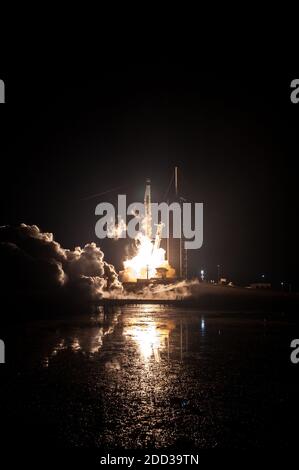 KENNEDY SPACE CENTER, FL, USA - 15. November 2020 - EINE SpaceX Falcon 9 Rakete hebt um 19:27 Uhr EST vom Launch Complex 39A im Kennedy Space der NASA ab Stockfoto