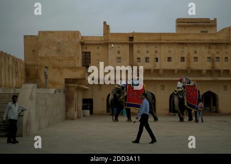 Rajasthan, Indien. November 2020. Nach einer neunmonatigen Pause aufgrund der Covid-19-Pandemie werden Elefantenritte unter strengen Bedingungen in Amer Fort (Amber Fort), einer wichtigen Touristenattraktion in Rajasthan, Indien, wieder aufgenommen. "Es wäre für Mahouts und Touristen obligatorisch, Gesichtsmasken zu tragen. Außerdem ist eine thermische Abschirmung ein muss vor der Fahrt. Vorher und nachher müssen die Touristen und Mahouts ihre Hände desinfizieren", berichtete das indische Department of Archaeology and Museum, wie Times of India am Dienstag, den 24. November 2020 berichtete. Stockfoto