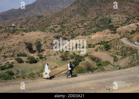 Tigray, Äthiopien - 14. August 2018. : Fußgänger auf der Straße in einer kleinen Stadt in Tigray Region von Äthiopien Stockfoto