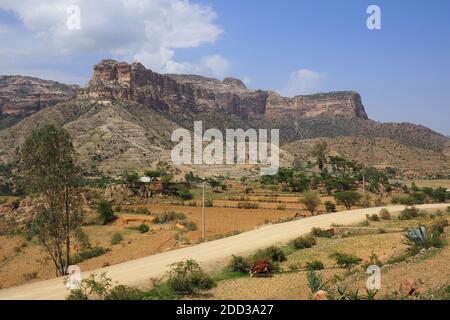 Tigray, Äthiopien - 14. August 2018. : EINE unbefestigte Straße in der Region Tigray in Äthiopien Stockfoto