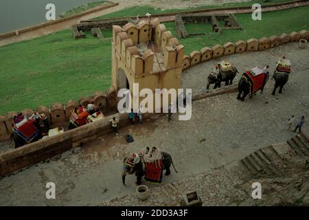 Rajasthan, Indien. November 2020. Nach einer neunmonatigen Pause aufgrund der Covid-19-Pandemie werden Elefantenritte unter strengen Bedingungen in Amer Fort (Amber Fort), einer wichtigen Touristenattraktion in Rajasthan, Indien, wieder aufgenommen. "Es wäre für Mahouts und Touristen obligatorisch, Gesichtsmasken zu tragen. Außerdem ist eine thermische Abschirmung ein muss vor der Fahrt. Vorher und nachher müssen die Touristen und Mahouts ihre Hände desinfizieren", berichtete das indische Department of Archaeology and Museum, wie Times of India am Dienstag, den 24. November 2020 berichtete. Stockfoto