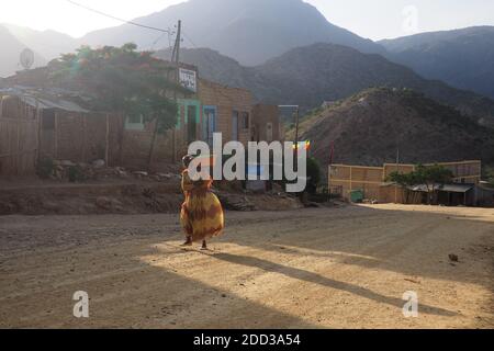 Tigray, Äthiopien - 14. August 2018. : Fußgänger auf der Straße in einer kleinen Stadt in Tigray Region von Äthiopien Stockfoto