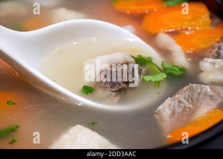Ein köstliches chinesisches Gericht, Radieschen Lammkotelsuppe Stockfoto