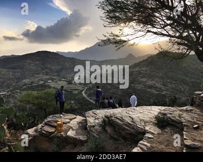 Tigray, Äthiopien - 14. August 2018. : Menschen in einer kleinen Stadt in Tigray Region von Äthiopien, in einer bergigen Landschaft Stockfoto