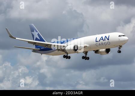 Miami, Florida - 7. April 2019: LAN Cargo Boeing 767-300F Flugzeug am Flughafen Miami in Florida. Boeing ist ein amerikanischer Flugzeughersteller mit Hauptsitz Stockfoto