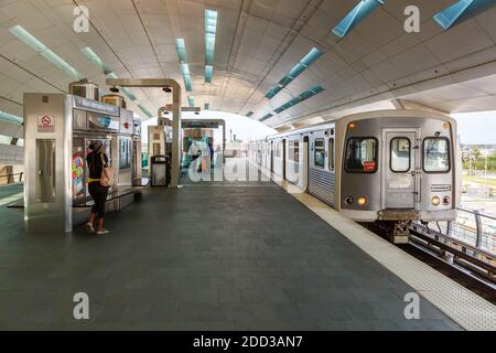 Miami, Florida - 3. April 2019: Metrorail Metro Station am Miami Airport in Florida. Stockfoto