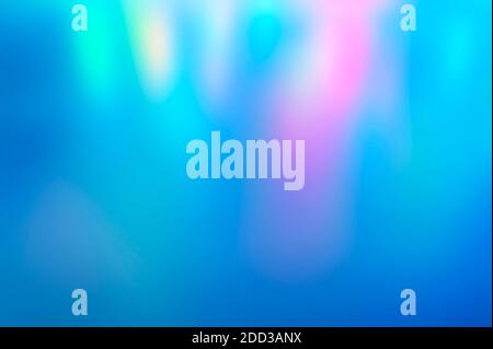 Schillernde holographische abstrakte helle Neonfarben Hintergrund. Verschwommener, farbenfroher Hintergrund vor Lichtern Stockfoto