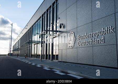 05. November 2020, Brandenburg, Schönefeld: Der Bundesadler und der Schriftzug "Bundesrepublik Deutschland" sind auf der zum Flugplatz zeigenden Seite des neuen Regierungsterminals auf dem Gelände des Flughafens Berlin Brandenburg (BER) zu sehen. Seit Ende Oktober 2020 ist der neue Regierungsflughafen auf dem militärischen Teil des neuen Willy-Brandt-Flughafens in Betrieb. Das neue Terminal in Schönefeld wird vom Auswärtigen Amt und dem Bundesministerium der Verteidigung (BMVg) als Check-in-Gebäude für Flüge der Bundesregierung und als Empfangsbereich genutzt Stockfoto