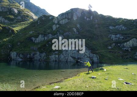 Fliegenfischen im See „Lac Vert“ im Beaufortain Massiv (Französische Alpen) Stockfoto