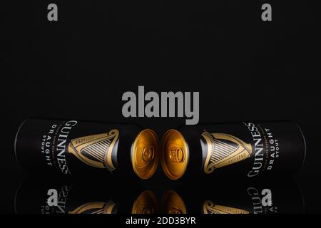 Prag, Tschechische Republik - 12. November,2020:Guinness-Dosen auf schwarzem Hintergrund.Guinness Ist ein dunkler irischer Trockenstout, der aus dem stammt Brauerei von Ar Stockfoto