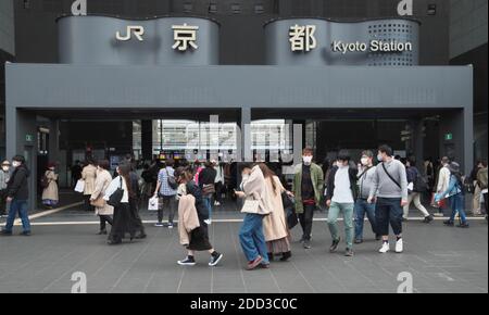 Fußgänger, die Gesichtsmasken tragen, um die Ausbreitung des neuartigen Coronavirus zu verhindern, werden am 22. November 2020 am Bahnhof Kyoto in Kyoto, Japan, zu Fuß beobachtet. Quelle: AFLO/Alamy Live News Stockfoto