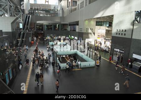 Fußgänger, die Gesichtsmasken tragen, um die Ausbreitung des neuartigen Coronavirus zu verhindern, werden am 22. November 2020 am Bahnhof Kyoto in Kyoto, Japan, zu Fuß beobachtet. Quelle: AFLO/Alamy Live News Stockfoto