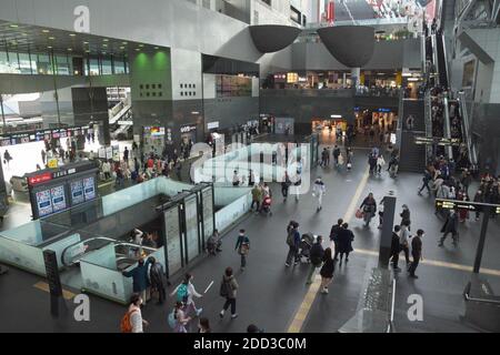 Fußgänger, die Gesichtsmasken tragen, um die Ausbreitung des neuartigen Coronavirus zu verhindern, werden am 22. November 2020 am Bahnhof Kyoto in Kyoto, Japan, zu Fuß beobachtet. Quelle: AFLO/Alamy Live News Stockfoto