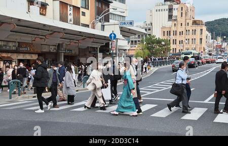 Fußgänger, die Gesichtsmasken tragen, um die Ausbreitung des neuartigen Coronavirus zu verhindern, werden am 22. November 2020 in der Shijo-Straße in Kyoto, Japan, zu Fuß beobachtet. Quelle: AFLO/Alamy Live News Stockfoto