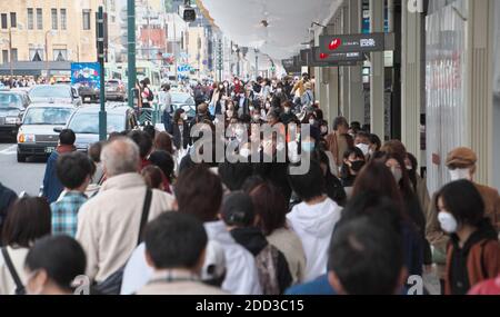 Fußgänger, die Gesichtsmasken tragen, um die Ausbreitung des neuartigen Coronavirus zu verhindern, werden am 22. November 2020 in der Shijo-Straße in Kyoto, Japan, zu Fuß beobachtet. Quelle: AFLO/Alamy Live News Stockfoto