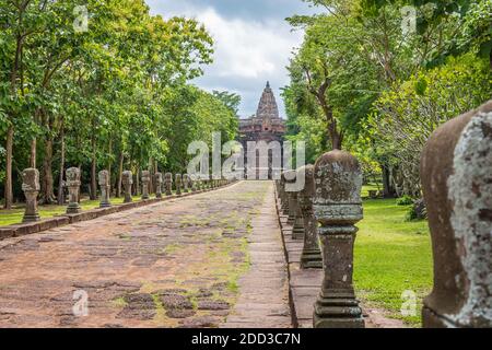 Prasat hin Phanom rung, groß, auf einem hohen Berg in der Mitte eines tiefen Waldes in der alten Khmer-Zeit in Buriram, Thailand gebaut. Stockfoto