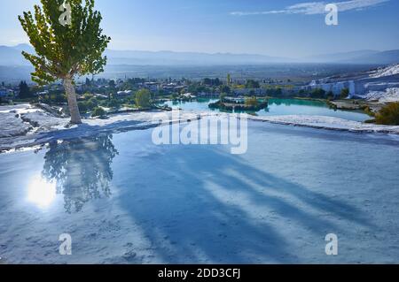 Natürliche Travertin Pools und Terrassen in Pamukkale. Pamukkale, Türkei Stockfoto