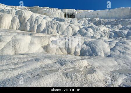 Natürliche Travertin Pools und Terrassen in Pamukkale. Pamukkale, Türkei Stockfoto