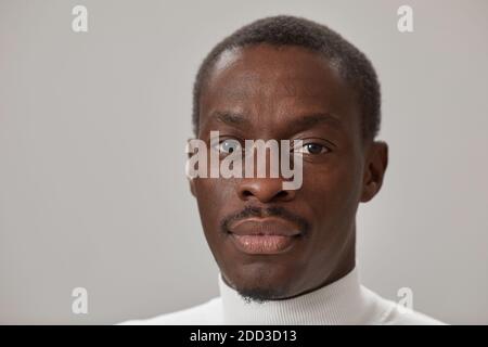 Nahaufnahme eines afrikanischen jungen Mannes, der die Kamera anschaut Stockfoto