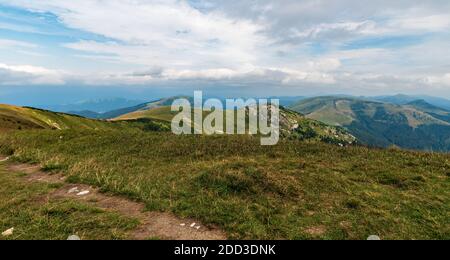 Blick vom Ostredok-Gipfel in Velka Fatra Slowakei im Spätsommertag mit blauem Himmel und Wolken Stockfoto