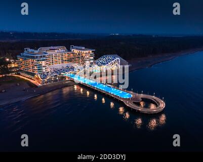 Blick auf Hotel und Strand in Shekvetili in der Abenddämmerung. Paragraph Hotelgebäude Architektur aus Luftperspektive. Georgien Stockfoto