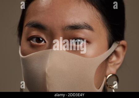 Nahaufnahme einer asiatischen Frau in Schutzmaske während einer Pandemie Stockfoto