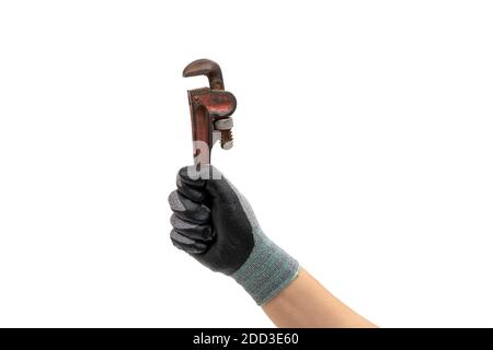 Hand eines Mannes mit Handschuhen, der einen Rohrschlüssel hält. Isolierter weißer Hintergrund. Stockfoto