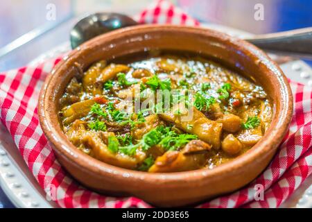 Callos-Gericht in einem philippinisch-spanischen Restaurant auf Boracay Island, Philippinen Stockfoto