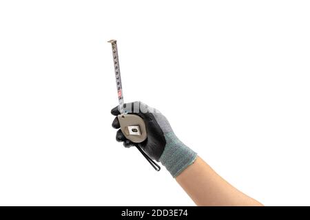 Hand eines Mannes mit Handschuhen, der ein Maßband hält. Isolierter weißer Hintergrund. Stockfoto