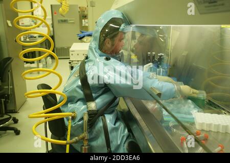 Kanada/Winnipeg/SCHAH /Science Center for Human and Animal Health Laboratory Alltag- Wissenschaftler in seinem Schutzanzug . Stockfoto