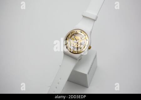 London, GB 07.10.2020 - Swatch swiss Made Damenuhr Zifferblatt mit Strass Stockfoto