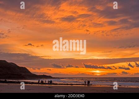 Swansea, Großbritannien. November 2020. Frühaufsteher nutzen den spektakulären Morgenhimmel an der Langland Bay in der Nähe von Swansea heute Morgen. Quelle: Phil Rees/Alamy Live News Stockfoto