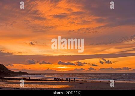 Swansea, Großbritannien. November 2020. Frühaufsteher nutzen den spektakulären Morgenhimmel an der Langland Bay in der Nähe von Swansea heute Morgen. Quelle: Phil Rees/Alamy Live News Stockfoto