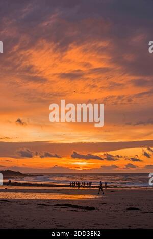 Swansea, Großbritannien. November 2020. Frühaufsteher nutzen den spektakulären Morgenhimmel an der Langland Bay in der Nähe von Swansea heute Morgen. Quelle: Phil Rees/Alamy Live News Stockfoto