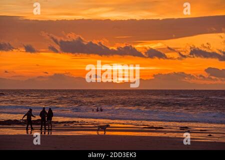 Swansea, Großbritannien. November 2020. Frühaufsteher nutzen den spektakulären Morgenhimmel an der Langland Bay in der Nähe von Swansea heute Morgen. Quelle: Phil Rees/Alamy Live News Stockfoto