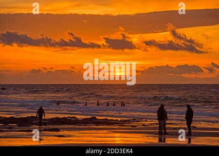 Swansea, Großbritannien. November 2020. Frühaufsteher nutzen den spektakulären Morgenhimmel an der Langland Bay in der Nähe von Swansea heute Morgen. Quelle: Phil Rees/Alamy Live News Stockfoto