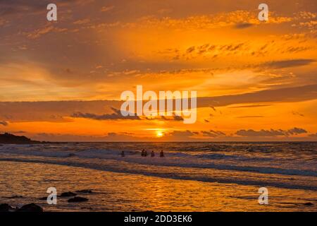 Swansea, Großbritannien. November 2020. Frühaufsteher nutzen den spektakulären Morgenhimmel an der Langland Bay in der Nähe von Swansea heute Morgen. Quelle: Phil Rees/Alamy Live News Stockfoto